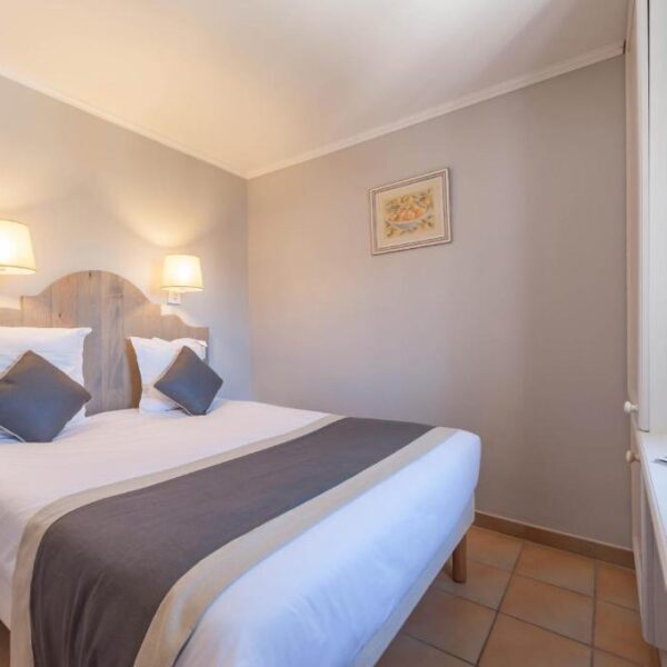 Chambre avec double lit au Village Pont Royal en Provence à Mallemort en Bouches-du-Rhône en Provence-Alpes-Côte d'Azur
