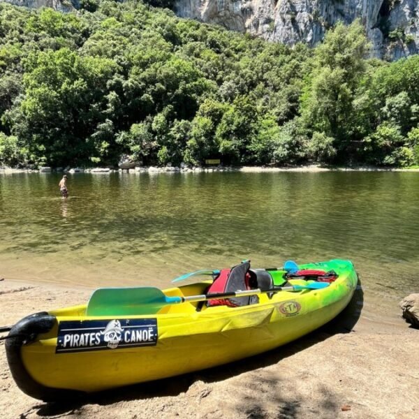 Parcours sur la rivière avec Pirates Canoé dans les Gorges de l'Ardèche près de Vallon Pont D'arc