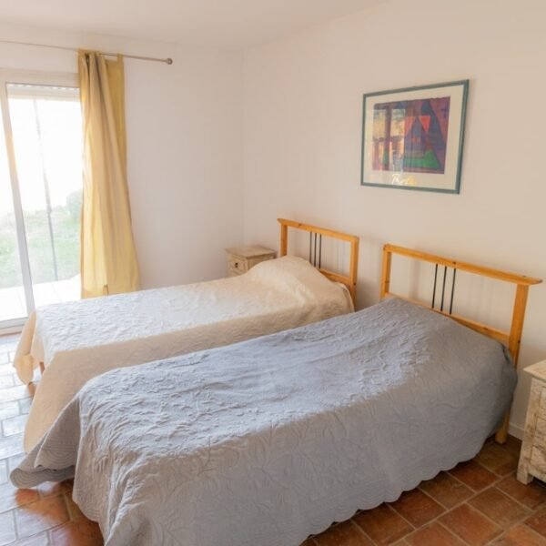 Chambre avec deux lits à La Villa des Hirondelles à Valflaunès dans l’Hérault en Occitanie