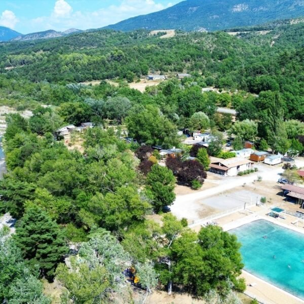 Vue aérienne au Camping la Célestine à Beynes dans les Alpes-de-Haute-Provence en Provence-Alpes-Côte d'Azur
