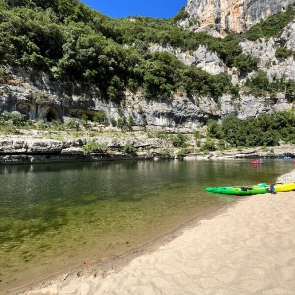 Parcours sur la rivière avec Pirates Canoé dans les Gorges de l'Ardèche près de Vallon Pont D'arc