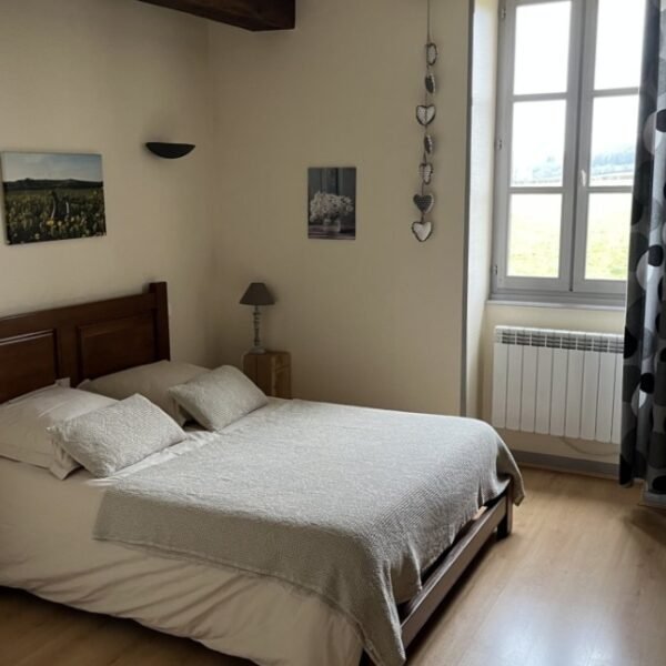 Chambre avec double lit à La Maison du Canal à Clamerey en Côte-d'Or en Bourgogne-Franche-Comté