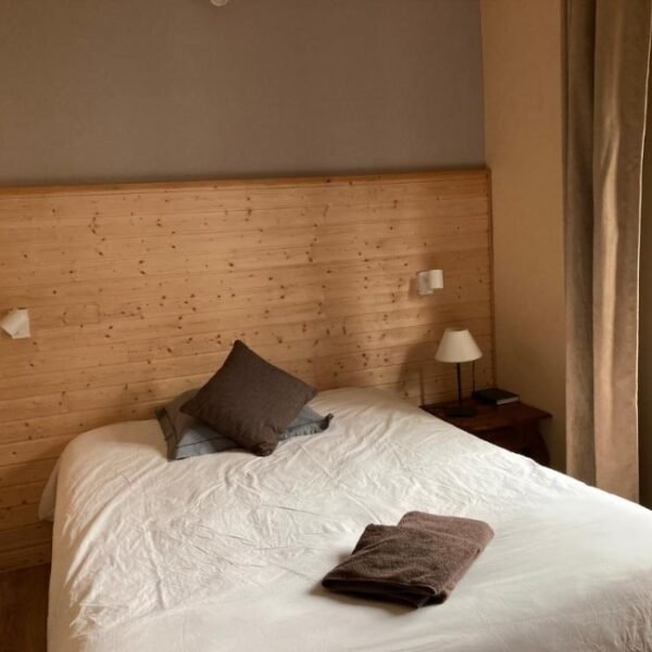 Chambre avec double lit à l’Auberge de France à Kruth en Haut-Rhin dans le Grand Est