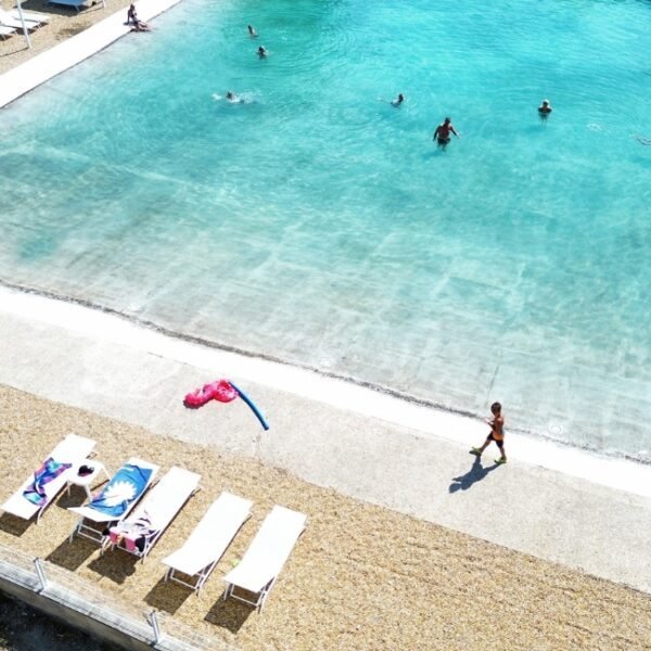 Piscine au Camping la Célestine à Beynes dans les Alpes-de-Haute-Provence en Provence-Alpes-Côte d'Azur