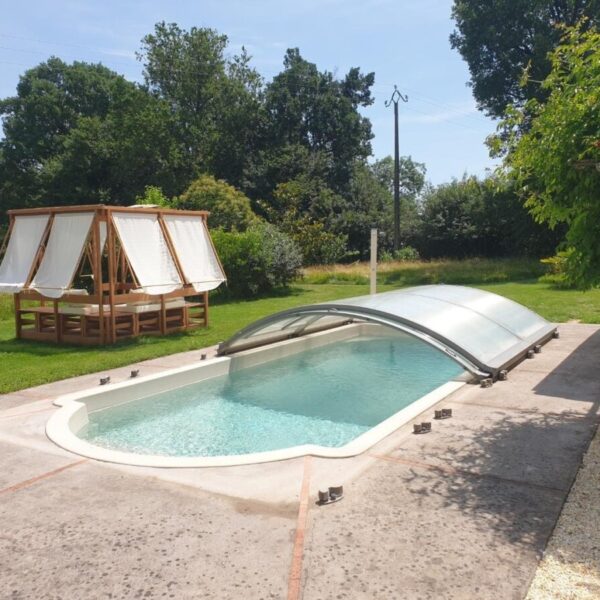 Piscine couverte dans le jardin du Gîte En Françaison dans le Gers proche d'Auch en Occitanie dans le Sud de France
