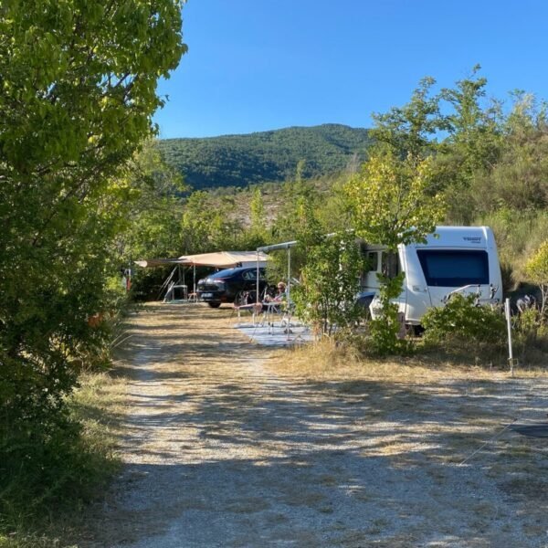 Emplacement au Camping les hauts de Rosans à Rosans dans les Hautes-Alpes en Provence-Alpes-Côte d'Azur