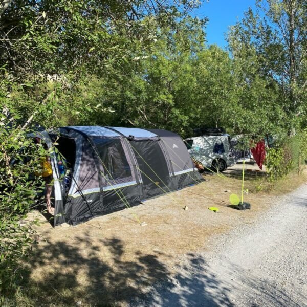 Emplacement au Camping les hauts de Rosans à Rosans dans les Hautes-Alpes en Provence-Alpes-Côte d'Azur