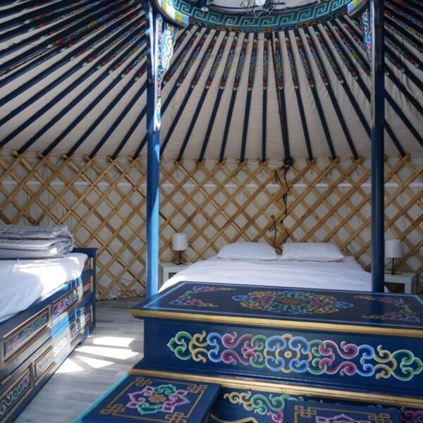Intérieur d'une Yourte mongole chez Les Insolites de la Baie, Camping insolite en Normandie près de Le Tréport et Mers les Bains en Baie de Somme