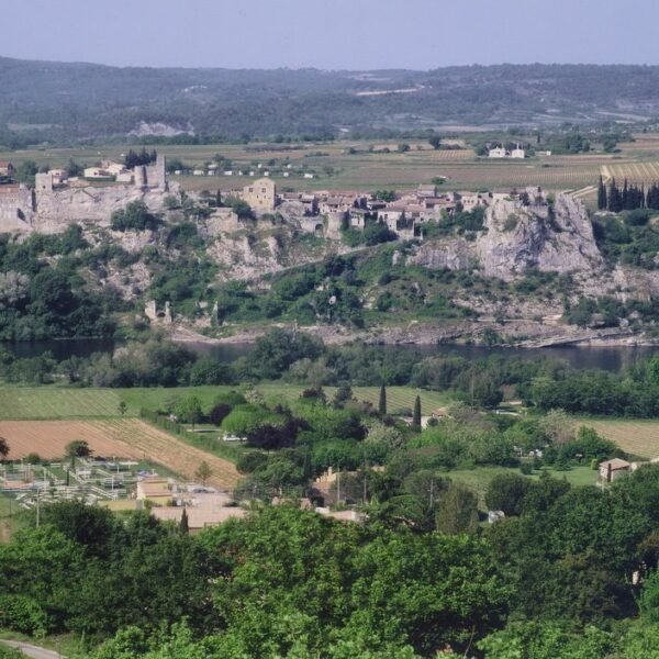 Vue sur le village Saint Martin D'Ardèche depuis le Camping Le Castelas en sud Ardèche proche de Pont Saint Esprit dans le Sud de la France