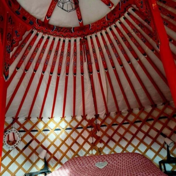 Intérieur d'une Yourte mongole chez Les Insolites de la Baie, Camping insolite en Normandie près de Le Tréport et Mers les Bains en Baie de Somme