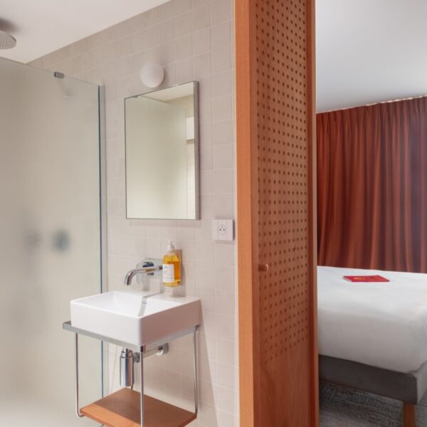 Salle de bain de l'Hôtel Vertime aux Sables d'Olonne en Vendée sur la Côte Atlantique