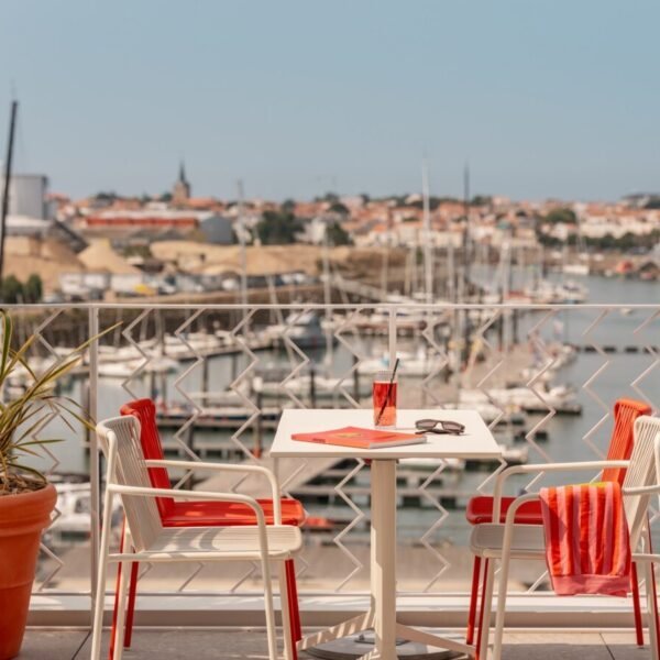 Table avec vue sur le rooftop de l'Hôtel Vertime aux Sables d'Olonne en Vendée sur la Côte Atlantique