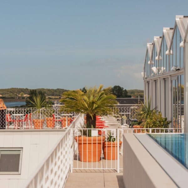 Piscine sur le rooftop de l'Hôtel Vertime aux Sables d'Olonne en Vendée sur la Côte Atlantique
