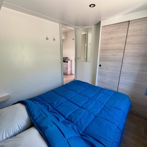 Chambre avec double lit au Camping les hauts de Rosans à Rosans dans les Hautes-Alpes en Provence-Alpes-Côte d'Azur