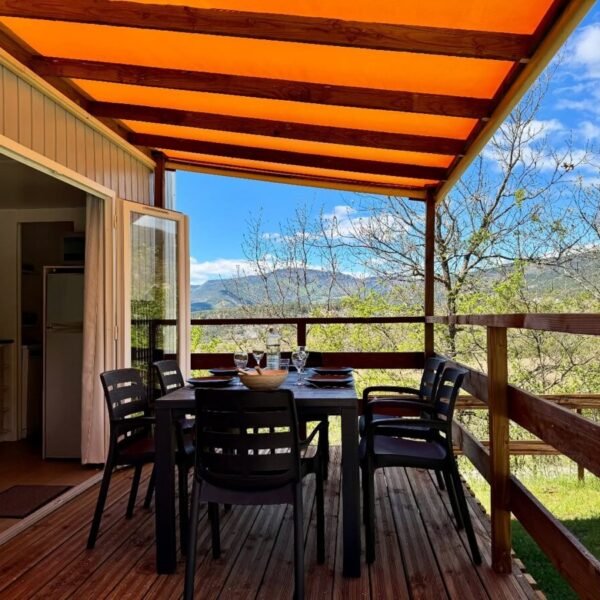 Terrasse au Camping les hauts de Rosans à Rosans dans les Hautes-Alpes en Provence-Alpes-Côte d'Azur