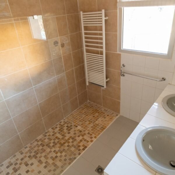 Salle de bain à La Villa des Hirondelles à Valflaunès dans l’Hérault en Occitanie