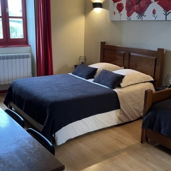 Chambre avec double lit à La Maison du Canal à Clamerey en Côte-d'Or en Bourgogne-Franche-Comté