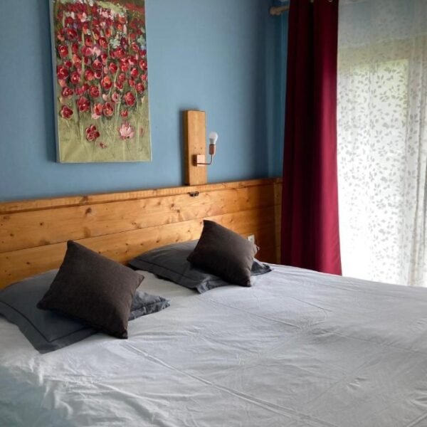 Chambre avec double lit à l’Auberge de France à Kruth en Haut-Rhin dans le Grand Est