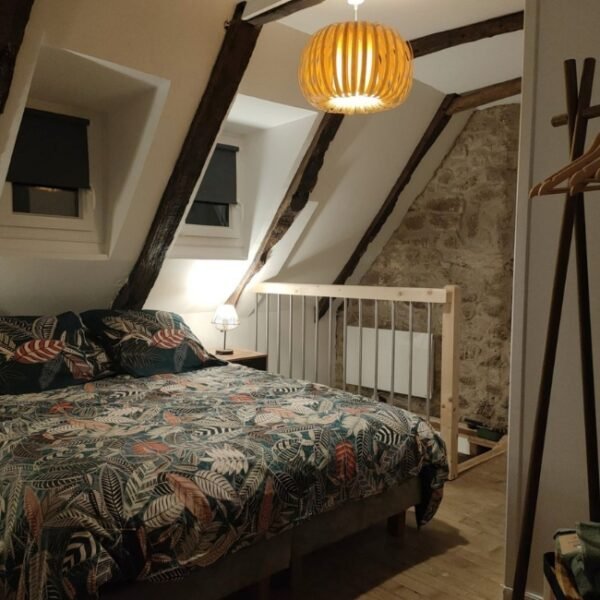 Chambre à l'étage avec double lit chez La Maisonnette de Raphael à Saint-Mamet-la-Salvetat à Cantal dans l’Auvergne-Rhône-Alpes
