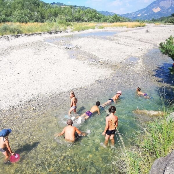 Riviere au Camping la Célestine à Beynes dans les Alpes-de-Haute-Provence en Provence-Alpes-Côte d'Azur