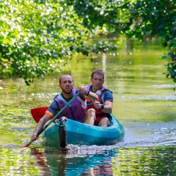 Deux personnes en train de faire du canoe chez Canoë Ribérac à Villetoureix en Dordogne en Nouvelle-Aquitaine