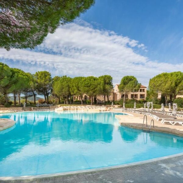 Piscine au Village Pont Royal en Provence à Mallemort en Bouches-du-Rhône en Provence-Alpes-Côte d'Azur