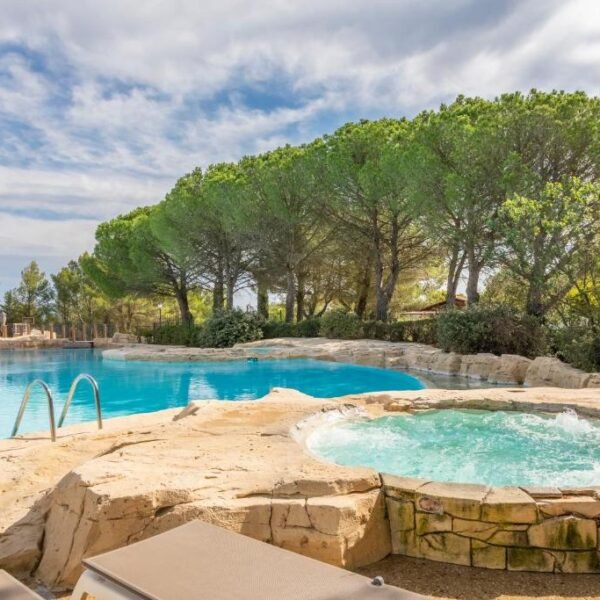 Piscine et jacuzzi au Village Pont Royal en Provence à Mallemort en Bouches-du-Rhône en Provence-Alpes-Côte d'Azur