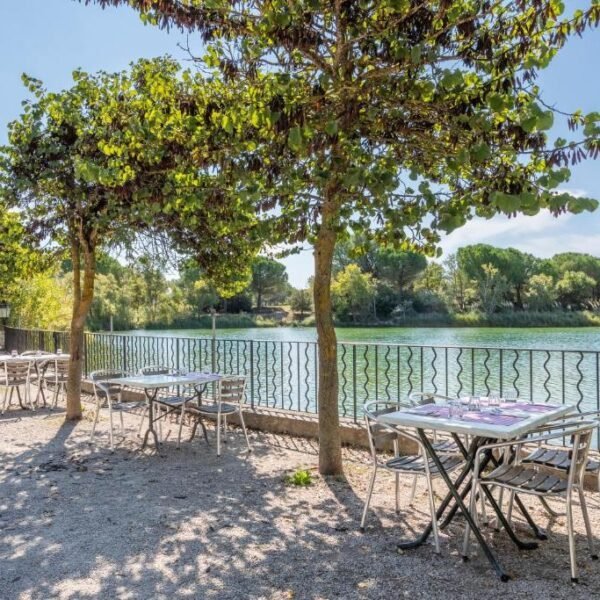 Terrasse au Village Pont Royal en Provence à Mallemort en Bouches-du-Rhône en Provence-Alpes-Côte d'Azur