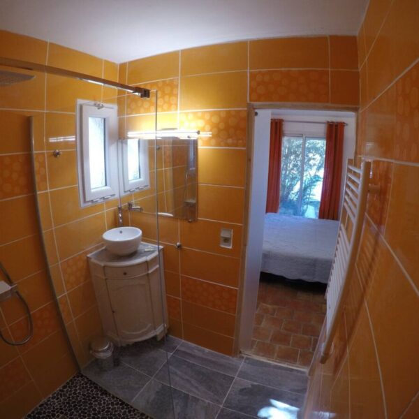Salle de bain de la Villa des Hirondelles près du Pic Saint Loup dans l'Hérault dans le Sud de France