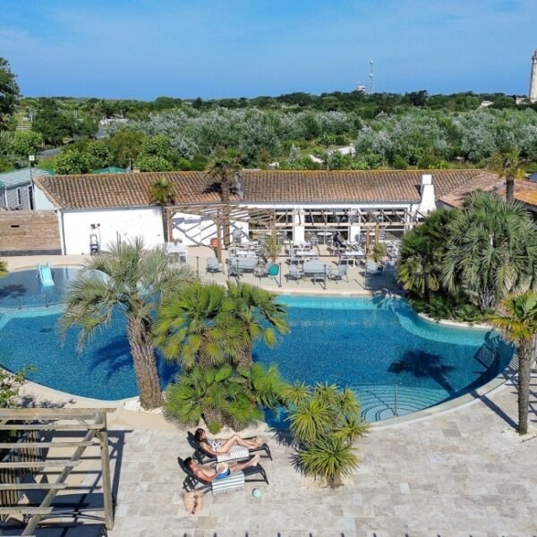 Vue de la piscine au Camping la Plage à Saint-Clément-des-Baleines en Charente-Maritime en Nouvelle-Aquitaine