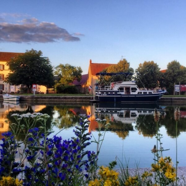 Canal à La Maison du Canal à Clamerey en Côte-d'Or en Bourgogne-Franche-Comté
