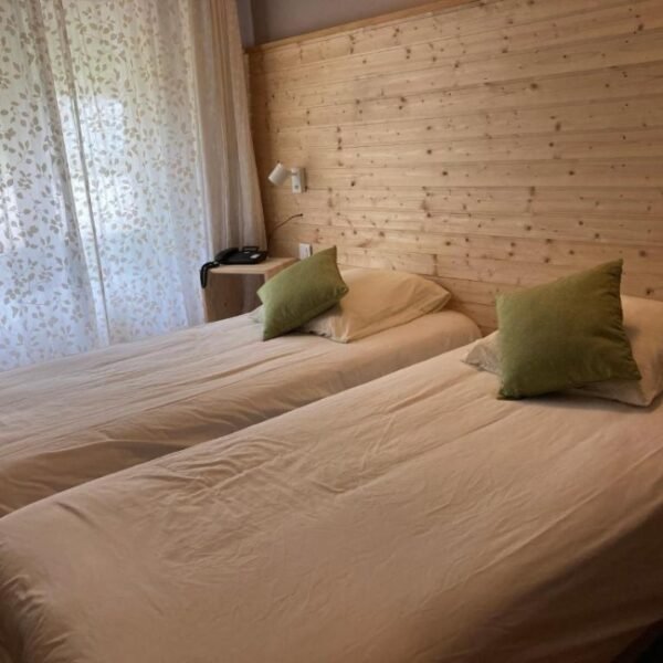 Chambre avec deux lits à l’Auberge de France à Kruth en Haut-Rhin dans le Grand Est