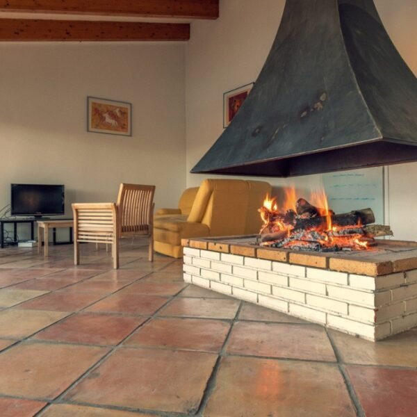 Cheminée à La Villa des Hirondelles à Valflaunès dans l’Hérault en Occitanie