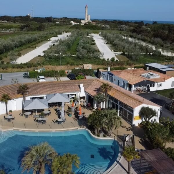 Vue aérienne au Camping la Plage à Saint-Clément-des-Baleines en Charente-Maritime en Nouvelle-Aquitaine