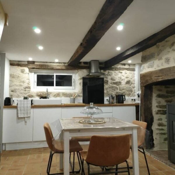 Cuisine équipé et salle à manger chez La Maisonnette de Raphael à Saint-Mamet-la-Salvetat à Cantal dans l’Auvergne-Rhône-Alpes