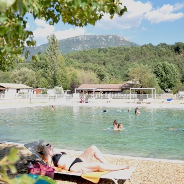 Piscine au Camping la Célestine à Beynes dans les Alpes-de-Haute-Provence en Provence-Alpes-Côte d'Azur