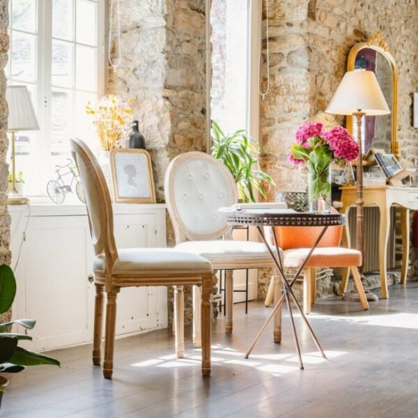 Chaises avec table dans l’Hôtel de la Porte St Malo à Dinan en Côtes-d'Armor en Bretagne