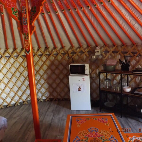 Intérieur et coin cuisine d'une Yourte mongole chez Les Insolites de la Baie, Camping insolite en Normandie près de Le Tréport et Mers les Bains en Baie de Somme