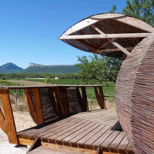 Terrasse avec vue panoramique du Nid de l'Etrier des Cabanelles, Hébergement Insolite près du Pic Saint Loup, Hérault dans le Sud de France
