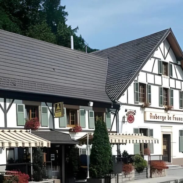 Vue extérieure de l’Auberge de France à Kruth en Haut-Rhin dans le Grand Est