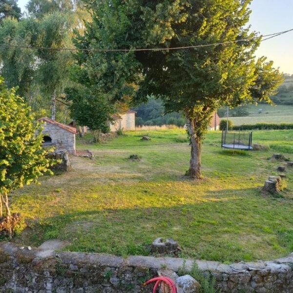 Jardin chez La Maisonnette de Raphael à Saint-Mamet-la-Salvetat à Cantal dans l’Auvergne-Rhône-Alpes