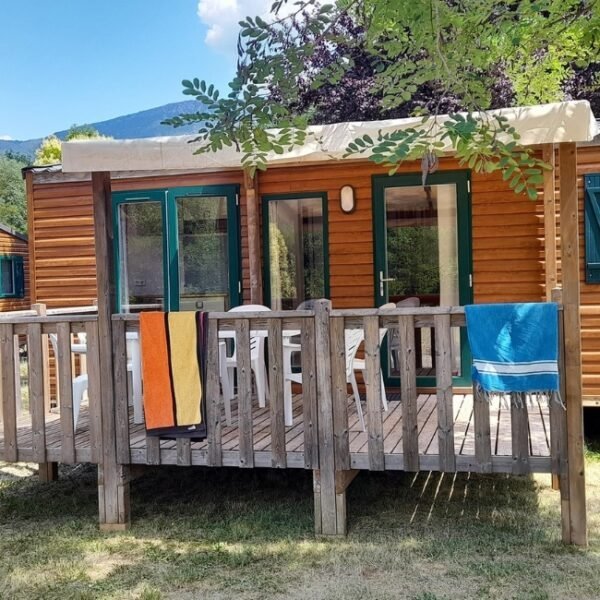 Mobil home au Camping la Célestine à Beynes dans les Alpes-de-Haute-Provence en Provence-Alpes-Côte d'Azur