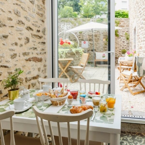 Petit déjeuner dans l’Hôtel de la Porte St Malo à Dinan en Côtes-d'Armor en Bretagne