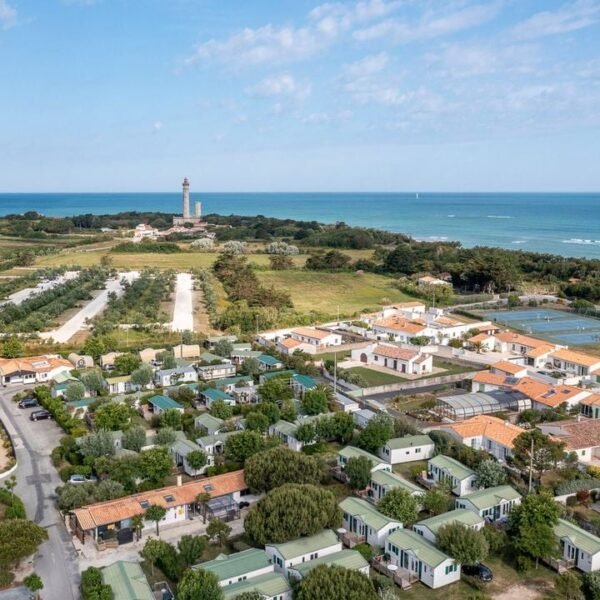 vue du ciel du camping la plage à l'ile de ré