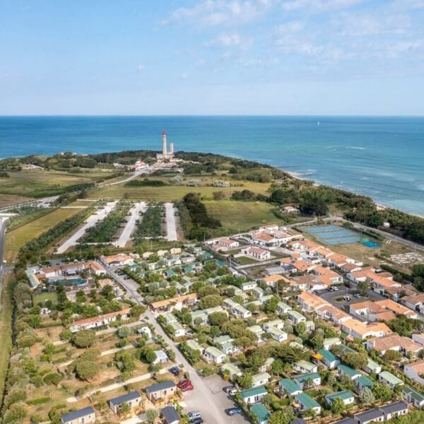 vue du ciel du camping la plage à l'ile de ré