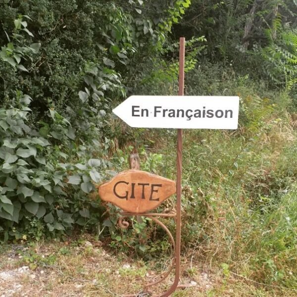 Panneau de direction vers le Gîte En Françaison dans le Gers proche d'Auch en Occitanie dans le Sud de France