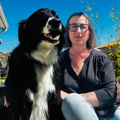 chien et humaine en vacances organisées par un pet travel planner