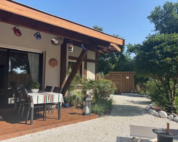 Jardin et terrasse à La Maison des Lacs à Biscarrosse dans le Landes en Nouvelle-Aquitaine