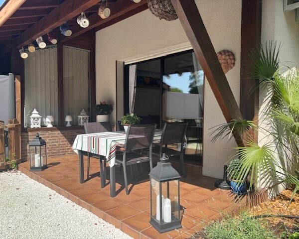 Terrasse et jardin à La Maison des Lacs à Biscarrosse dans le Landes en Nouvelle-Aquitaine