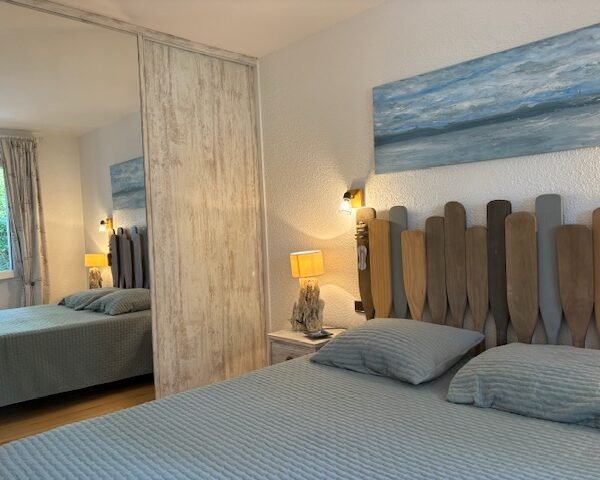 Chambre avec double lit à La Maison des Lacs à Biscarrosse dans le Landes en Nouvelle-Aquitaine